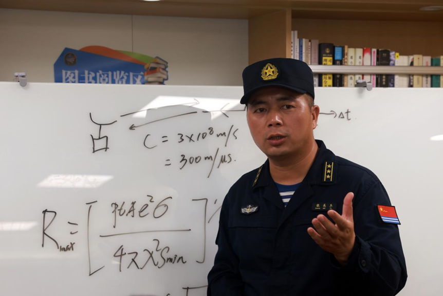 张美玉在为全舰干部授课(赖炳章 摄)
