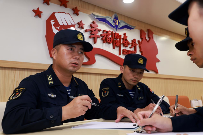 训练结束后,张美玉(左一)和骨干总结复盘(赖炳章 摄)