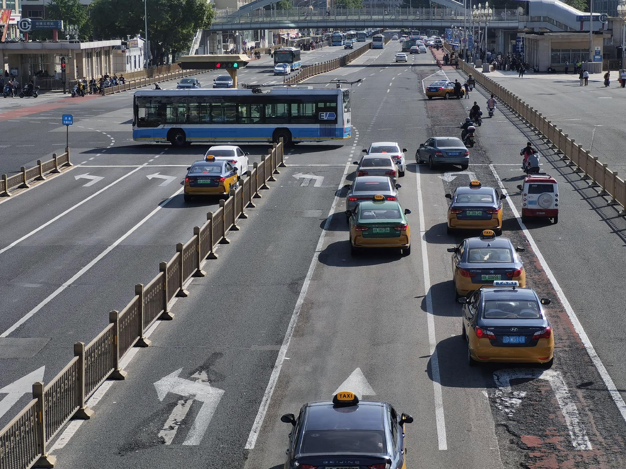 北京站西街增設一條左轉車道，並將最外側原先只供公交車掉頭的車道向社會車輛開放。新京報記者 王貴彬 攝