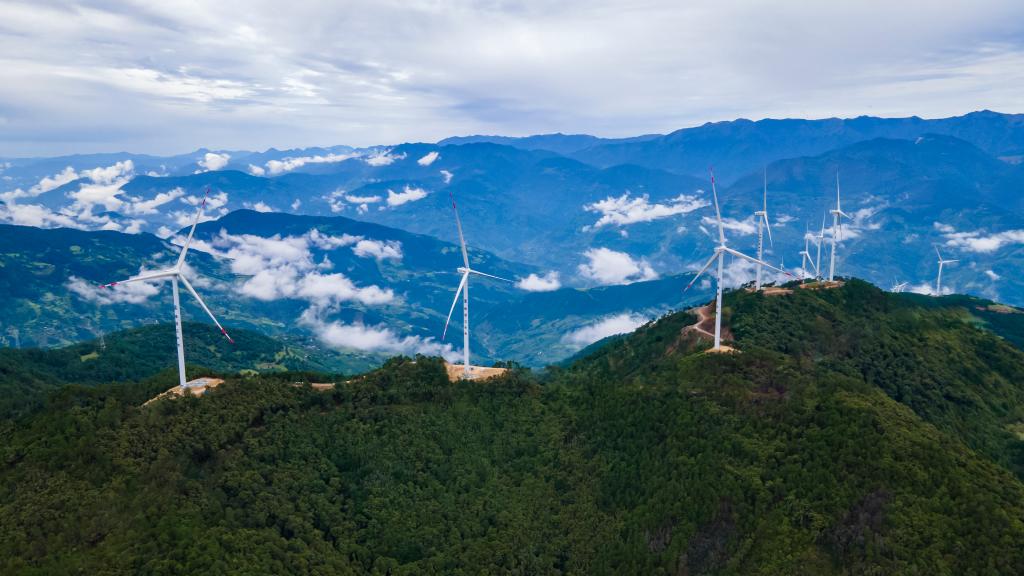雅礱江臘巴山風電場。新華社記者薛晨攝