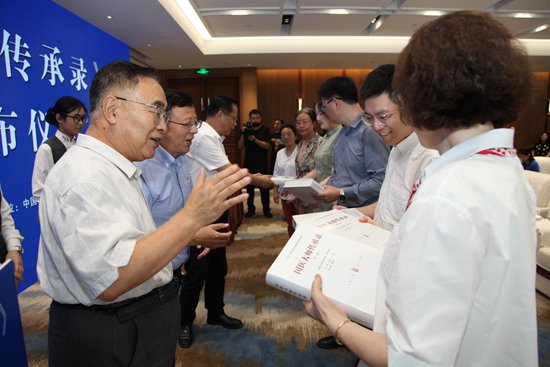     中國工程院院士、國醫大師張伯禮等向國醫大師工作室代表贈書。受訪者供圖