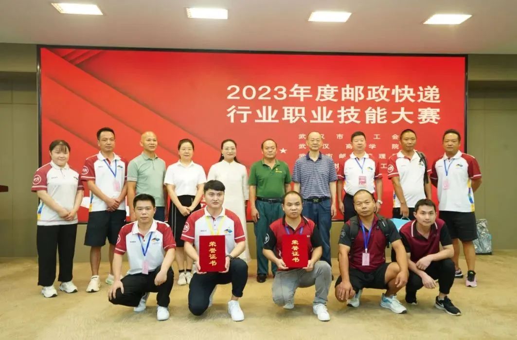 图前排左三为王上