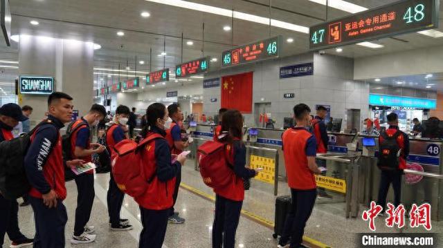 上海機場邊檢站開足查驗通道保障通關效率 。 石明明 攝
