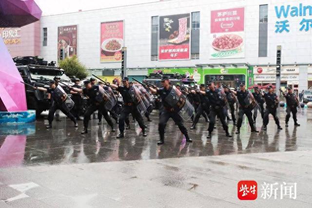 图为活动现场,南京市公安局江北新区分局特巡警支队进行了特种车辆、特种装备展示、警棍盾牌操演练和警情处置演练