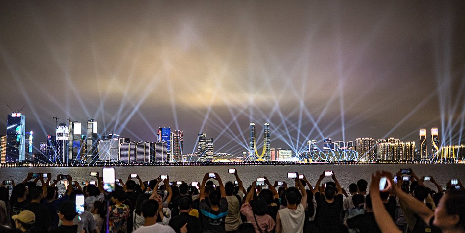 2023年9月20日晚,杭州城市陽台,市民在錢塘江畔觀看燈光秀。本文圖片 視覺中國 圖