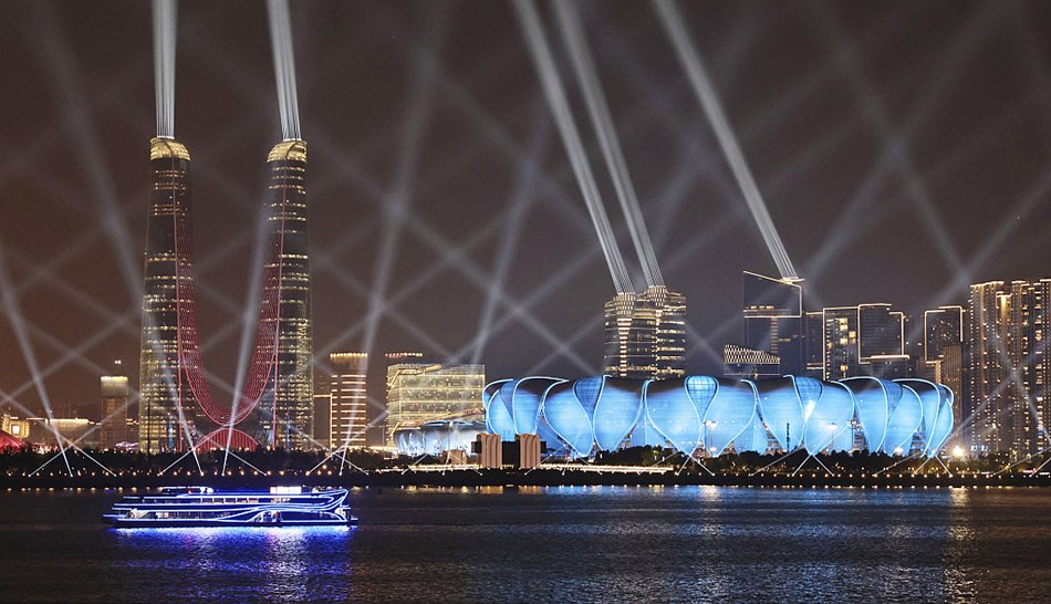 2023年9月20日晚,杭州奧體中心上演燈光秀。