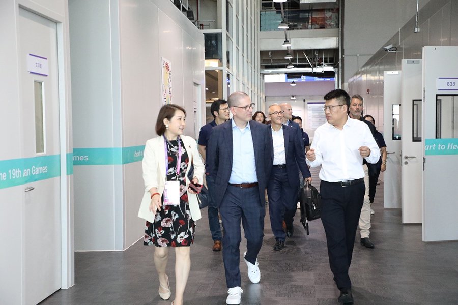 9月18日下午，國際奧委會首席信息科技官艾拉里奧·孔納一行考察杭州亞運會信息技術指揮中心。（圖片來自杭州亞運會官網）