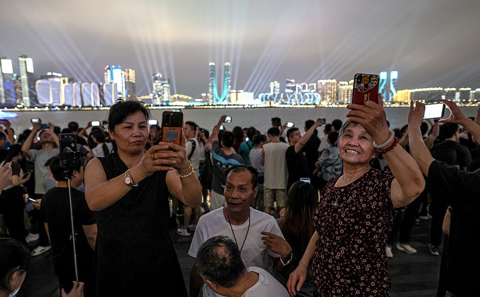 2023年9月20日晚,杭州城市陽台,市民在錢塘江畔觀看燈光秀。