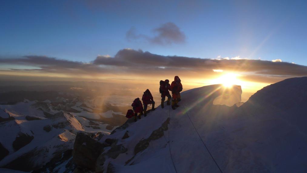 2008年5月8日,北京奧運聖火珠峰傳遞登山隊跨過珠峰第二台階後,迎接新曙光。新華社特約記者 尼瑪次仁攝
