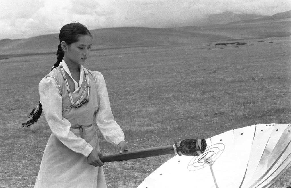 1990年8月7日，藏族女生達娃央宗用太陽能取火器採集北京亞運會聖火火種。新華社記者 土登攝