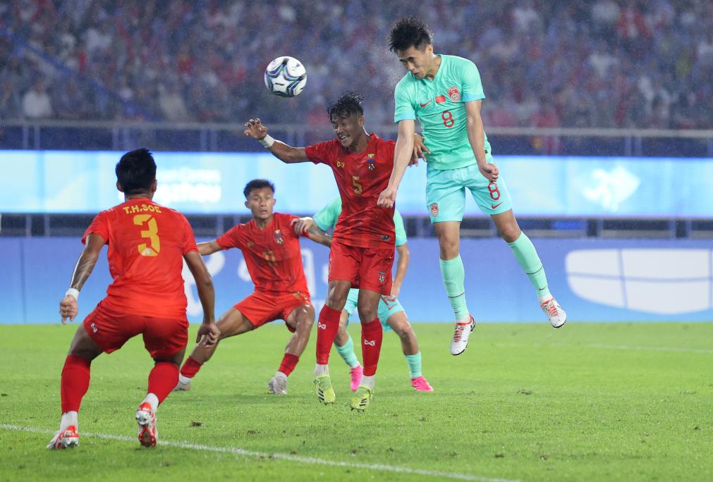 9月21日，中國隊球員戴偉浚（右一）在比賽中頭槌破門。新華社記者 賈浩成 攝
