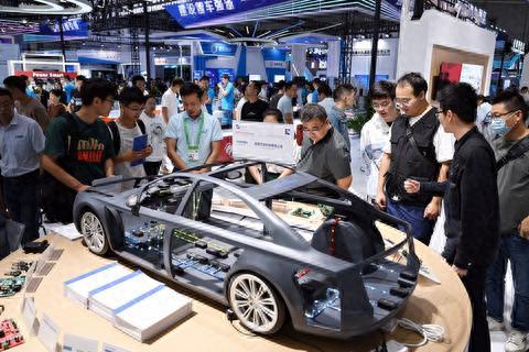 9月20日,观众在2023世界制造业大会参观。新华社记者 周牧 摄
