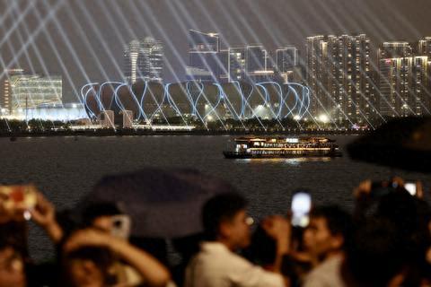 9月20日晚,杭州城市阳台,市民观看灯光秀。中国日报记者 魏晓昊 摄