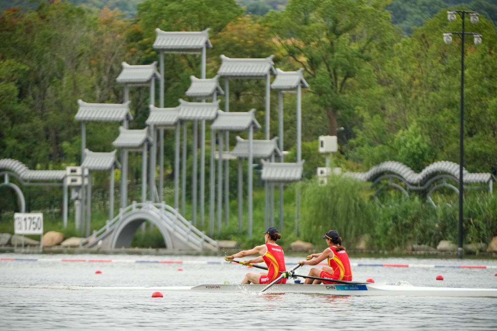 9月20日，杭州亞運會賽艇項目預賽比賽在浙江省杭州市富陽水上運動中心開賽。新華社記者 江漢 攝