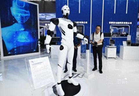 9月20日,观众在2023世界制造业大会上参与互动体验。新华社记者 周牧 摄