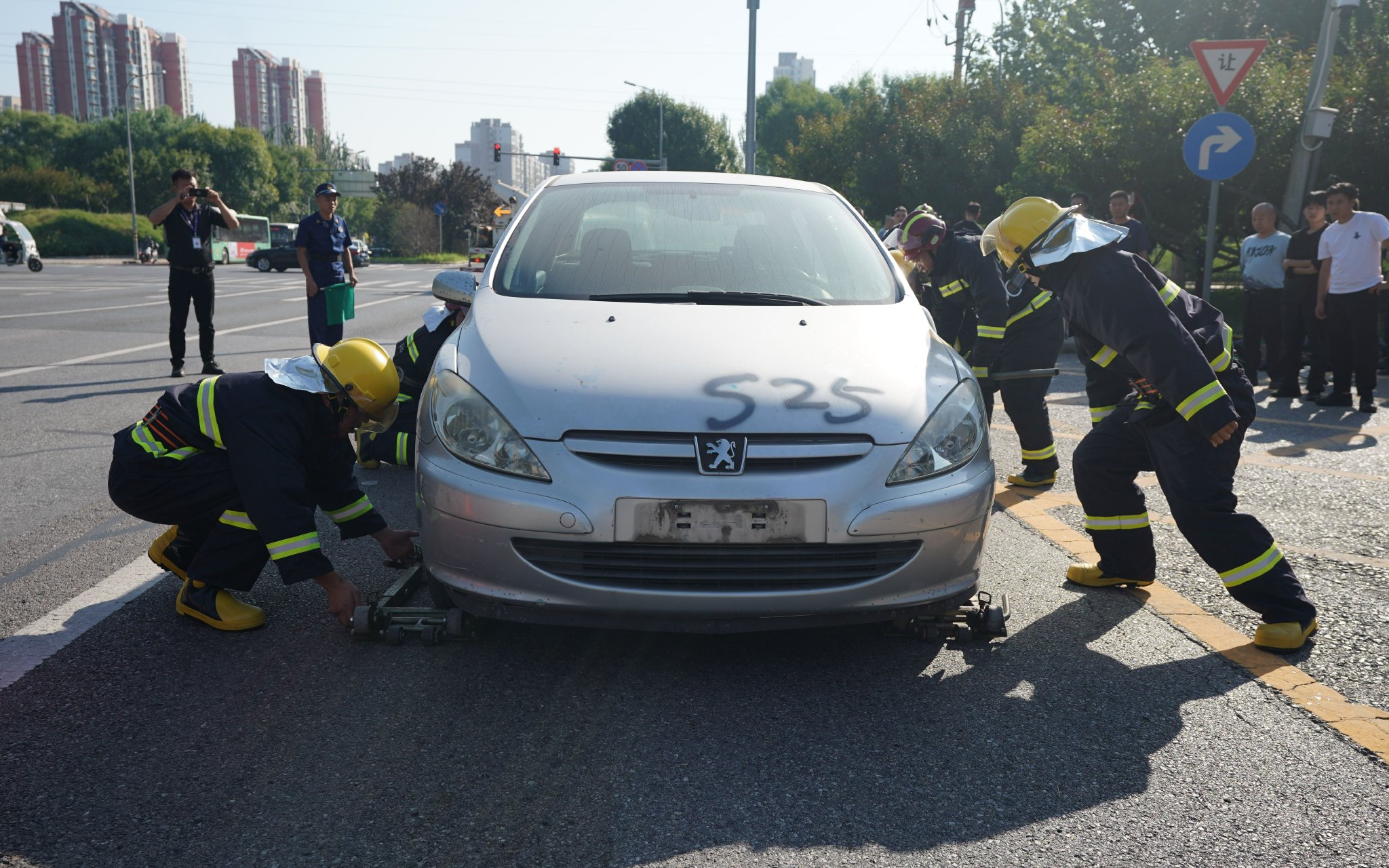 參賽隊員正在移車。圖源:大興區消防救援支隊