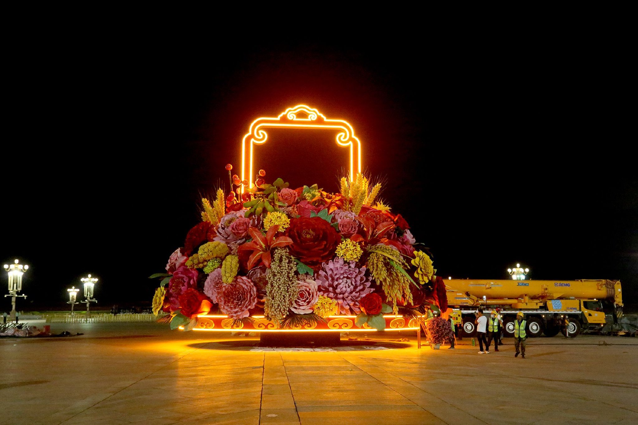 9月22日淩晨，天安門廣場「祝福祖國」巨型花籃容顏初現。圖源：北京市園林綠化局
