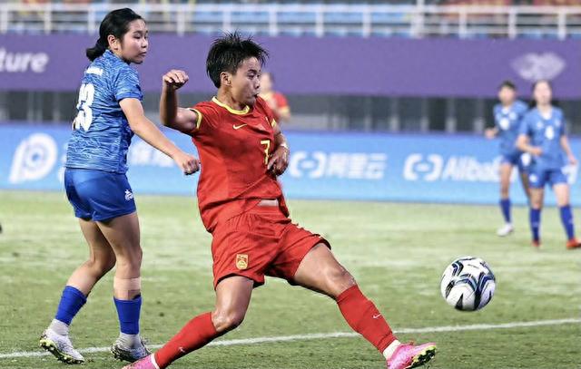 王霜在比賽中拚搶(圖源央視新聞)