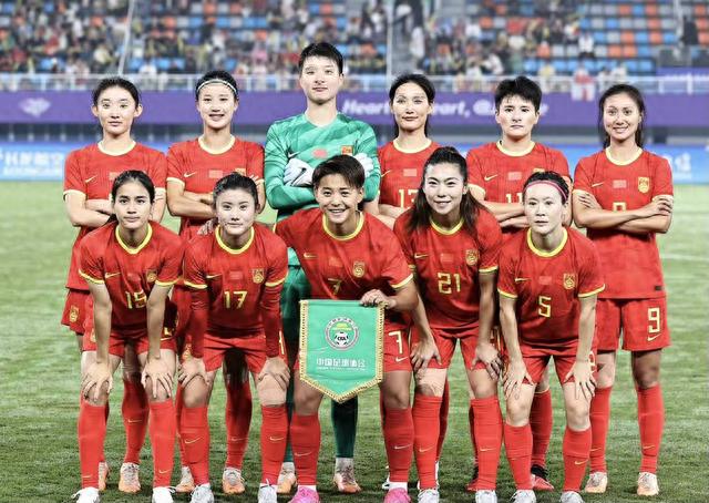 賽前合影(圖源央視新聞)