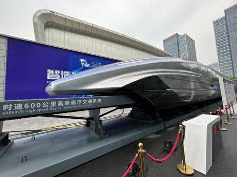 大会现场展示的时速600公里高速磁浮交通系统。 新华社记者 吴慧珺 摄