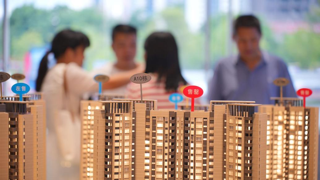 2023年8月20日,广东惠州,市民在售楼部看房。视觉中国图