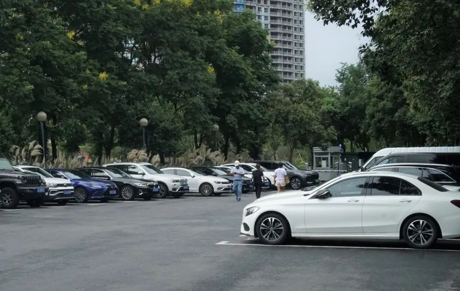 周六下午六点左右,徐汇滨江临江露天停车场已停满车辆。