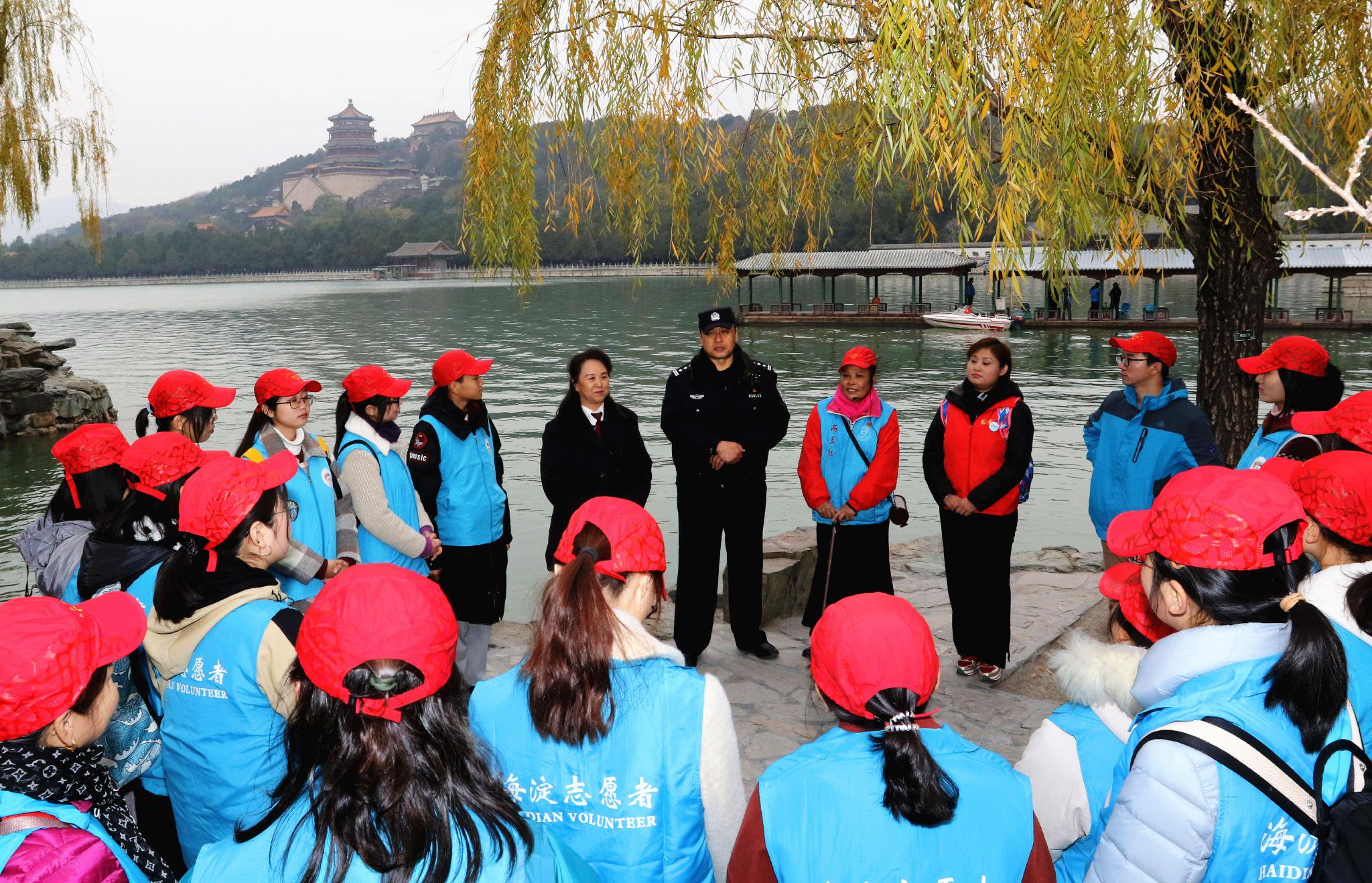 2019年11月16日，海澱區組織青少年參加頤和園義務指路誌願服務活動，栗翠華在給孩子們進行法治和愛國教育。受訪者供圖