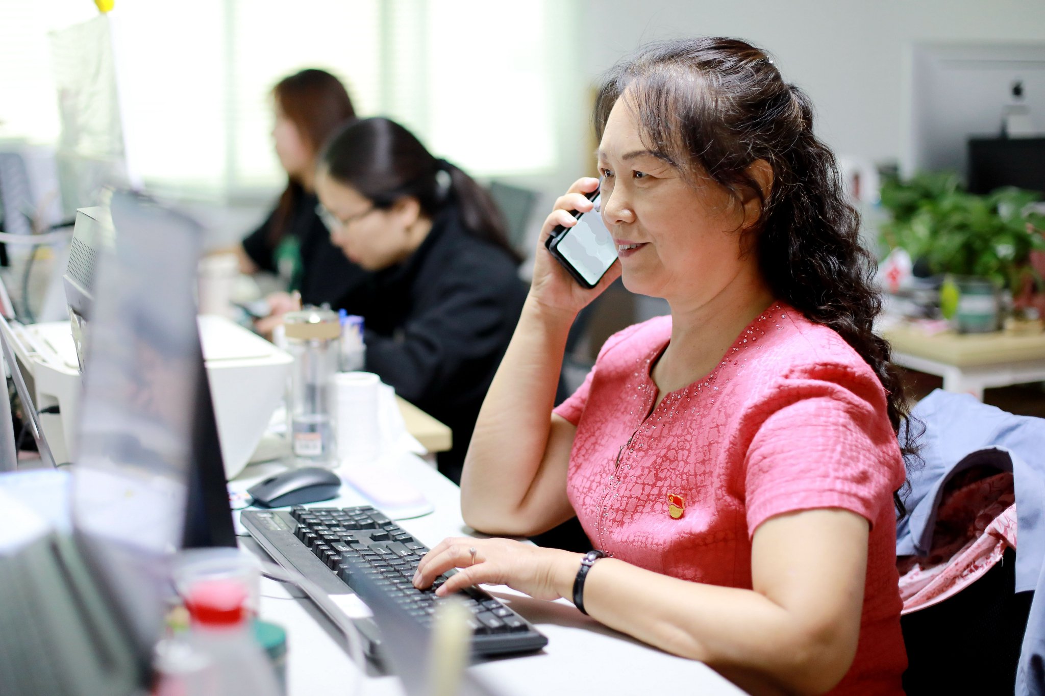 8月27日，栗翠華在辦公室與青少年電話聯繫。受訪者供圖