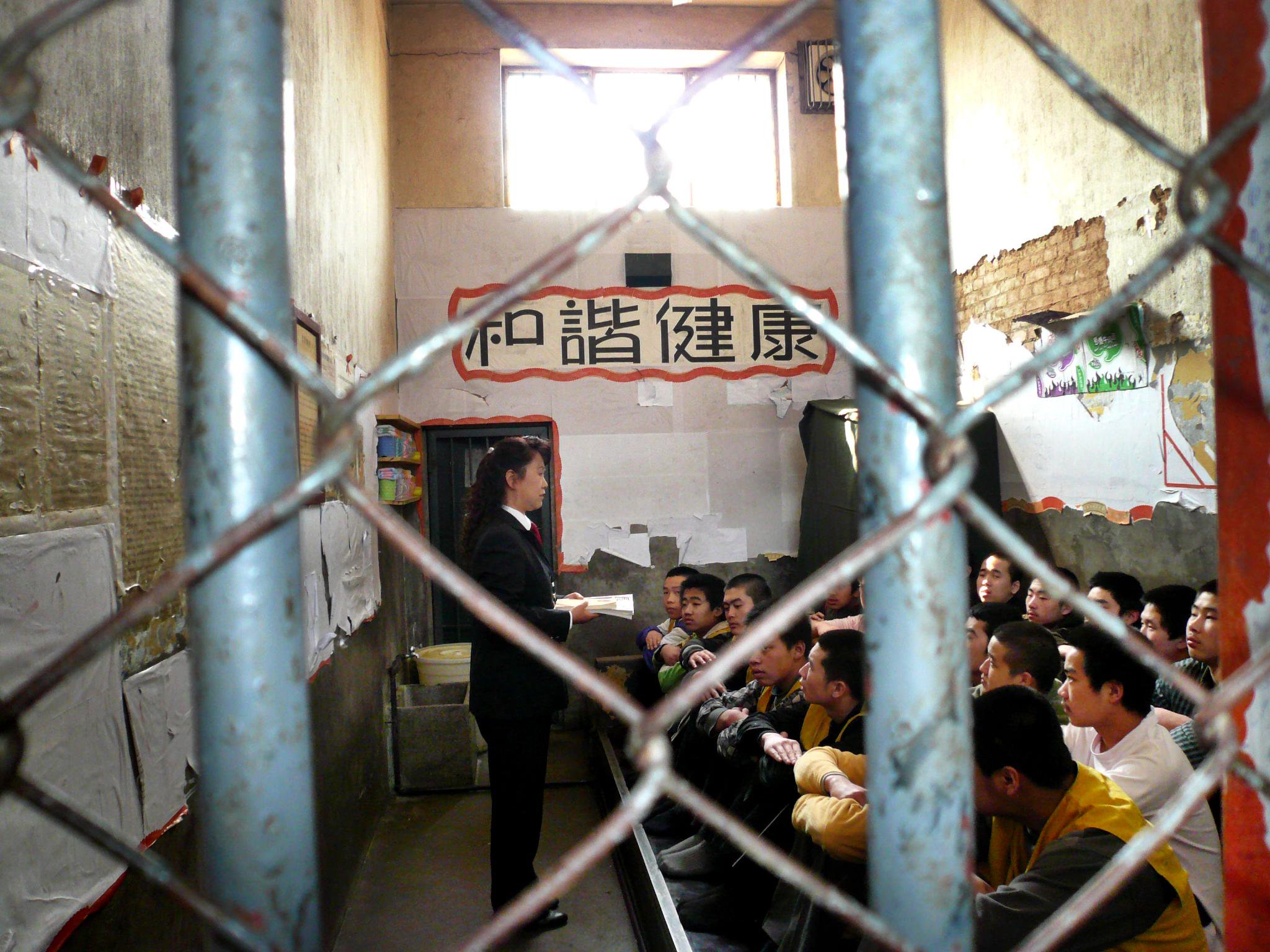 2009年3月20日，栗翠華檢察官在大牆內幫教未成年人。受訪者供圖