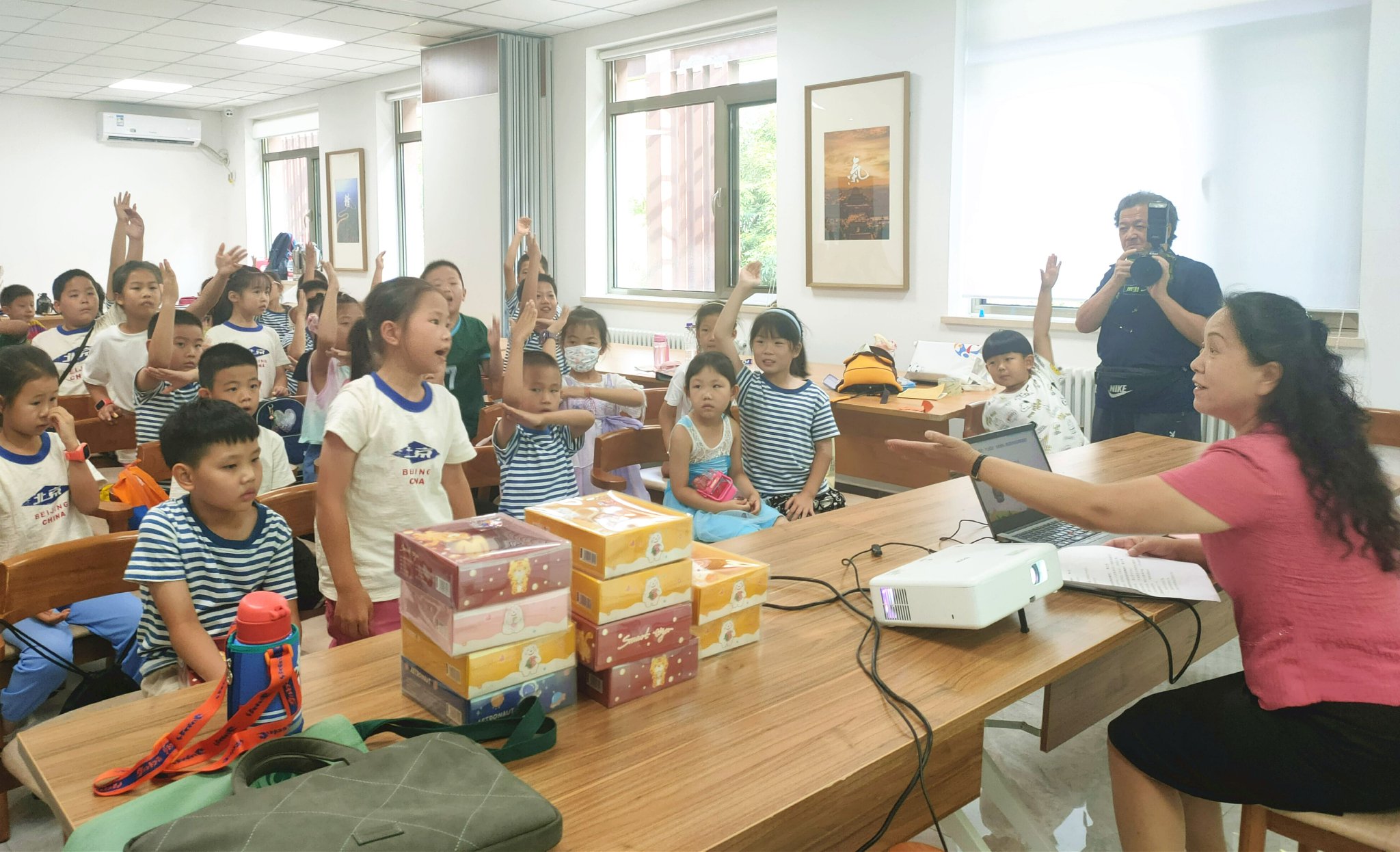 7月20日，栗翠華給海澱區永定路街道永定街坊社區的青少年上法治教育和暑期安全教育課。受訪者供圖