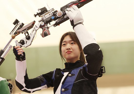 9月24日,杭州亞運會女子10米氣步槍個人決賽,中國選手黃雨婷慶祝奪冠。視覺中國供圖