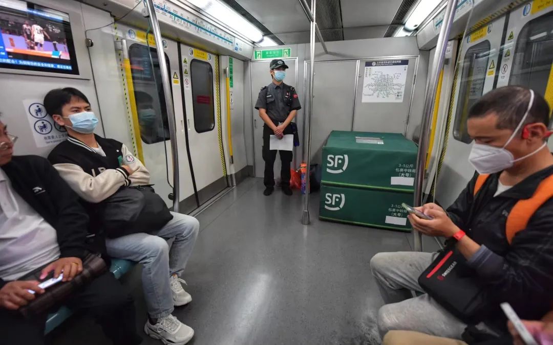 ▲快遞包裹固定安置在最後一節車廂尾部。新京報記者 李木易 攝