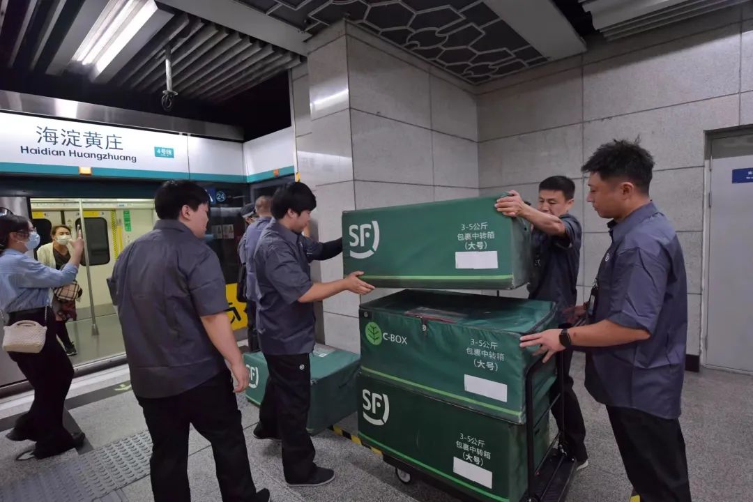 ▲經過10多分鍾的車程,4箱包裹運抵海澱黃莊站。新京報記者 李木易 攝