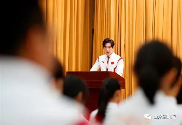 来自湖南的运动员代表张博恒上台发言。图源:新华网