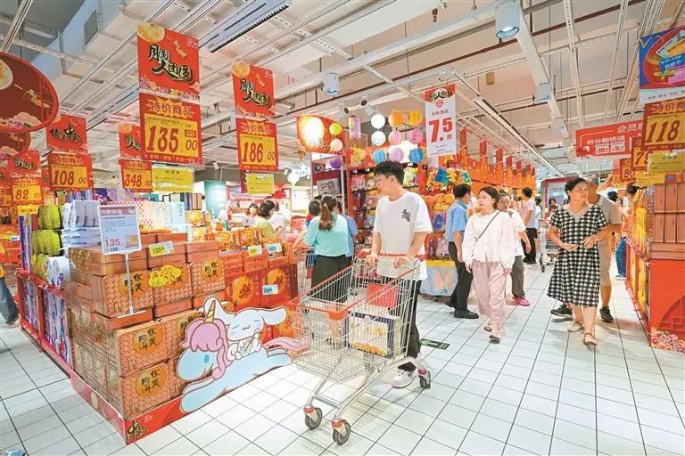 ▲9月23日,在大润发(龙华店)超市,市民前来挑选心仪的月饼礼盒。本文图片均由深圳晚报记者 严文婷 摄