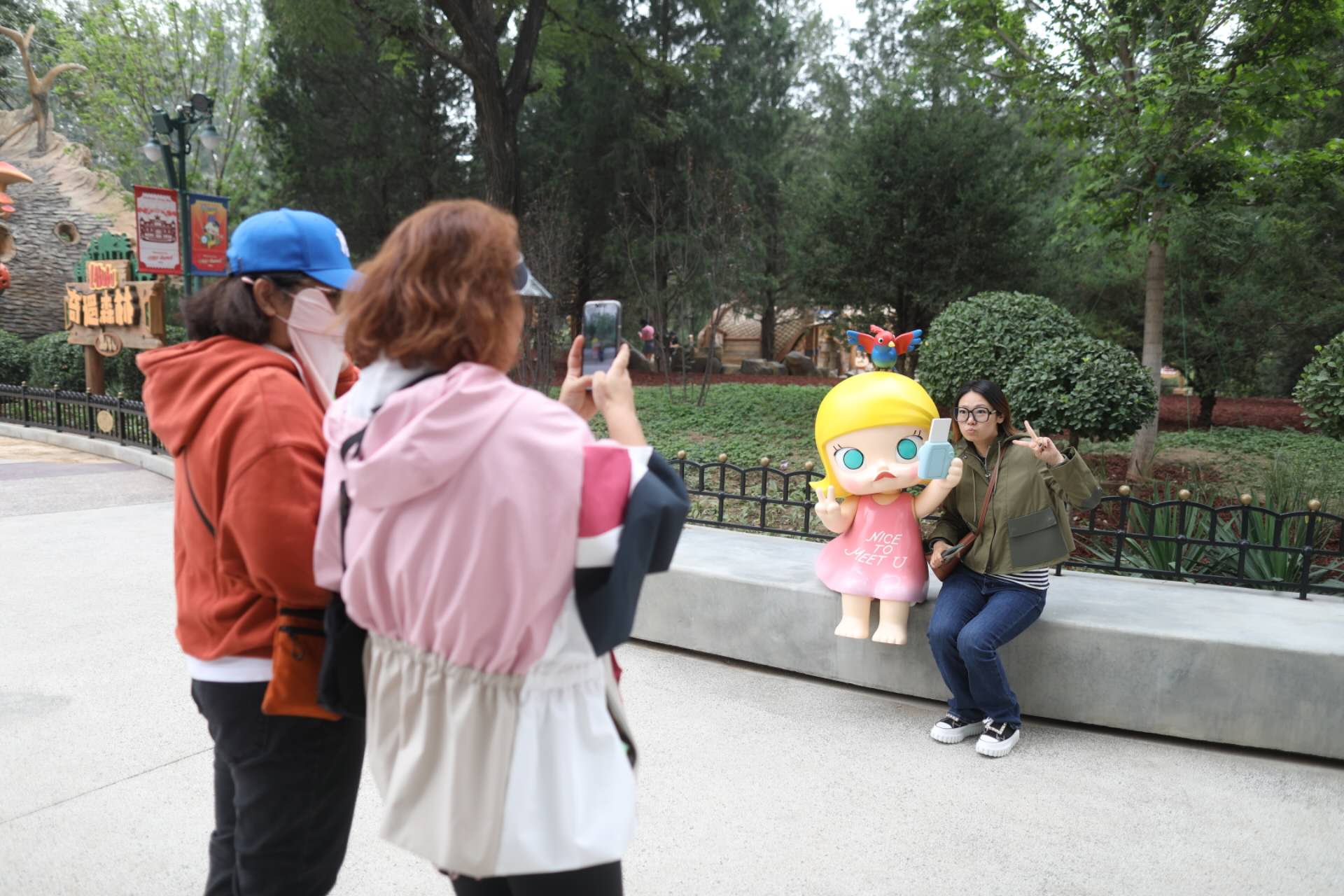 市民在打卡拍照。新京報記者 浦峰 攝