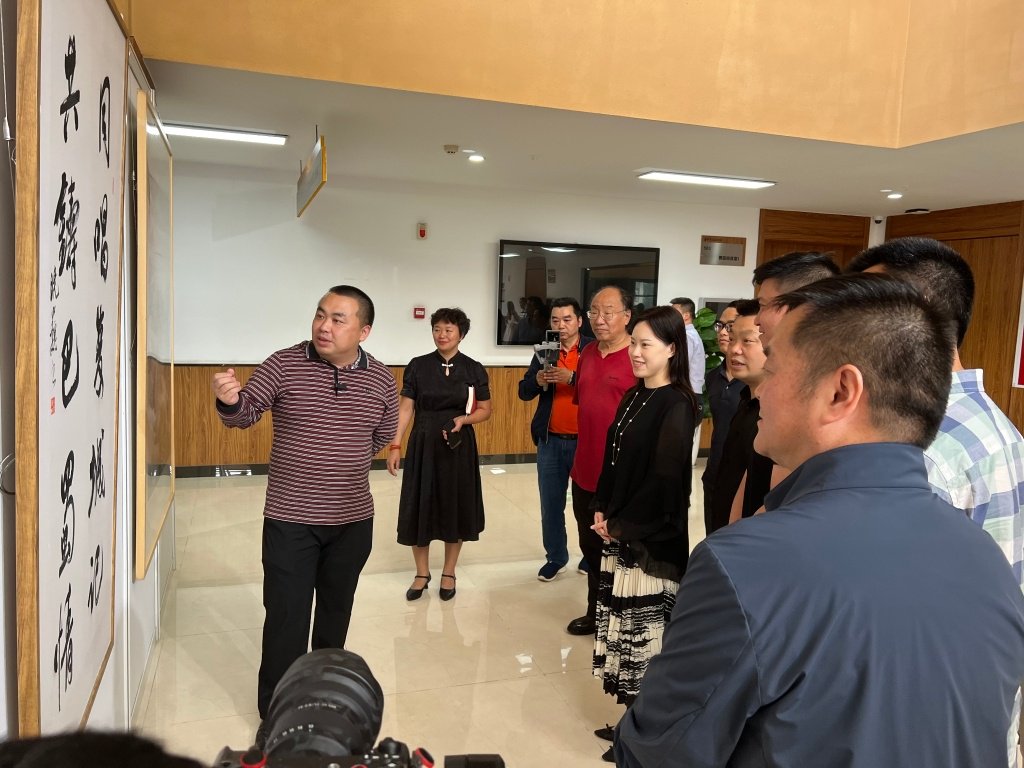 ▲渝中區文旅委副主任李佳、區文化館館長馬可瞻參加青羊區開幕禮