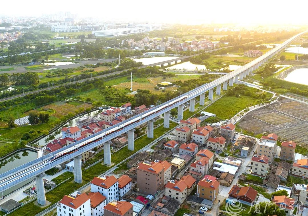 福厦高铁试运行期间,复兴号高速行驶在厦门市(资料图/厦门日报记者 黄少毅 王火炎 摄)