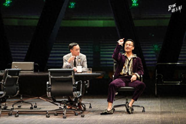 剧照,杨明鑫饰演俱乐部主席特德(右)、冯远征饰演俱乐部经理格里 剧照摄影/李春光