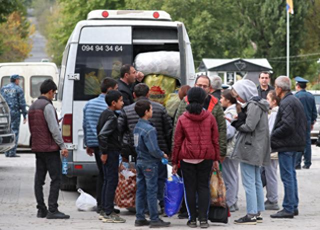 當地時間2023年9月25日,亞美尼亞Goris,納卡地區難民抵達臨時收容中心。澎湃影像 圖