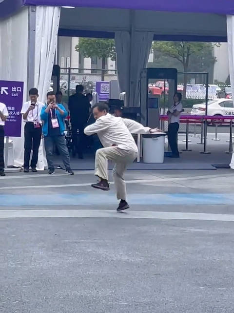 杭州亚运村,马保国师傅实战教学闪电五连鞭 有评论认为……_新浪新闻