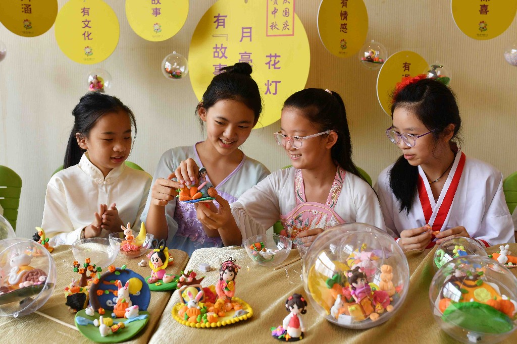 9月27日,在山东省青岛市市北区杭州路小学民俗迎中秋活动上,学生们在制作月亮花灯。王海滨 摄