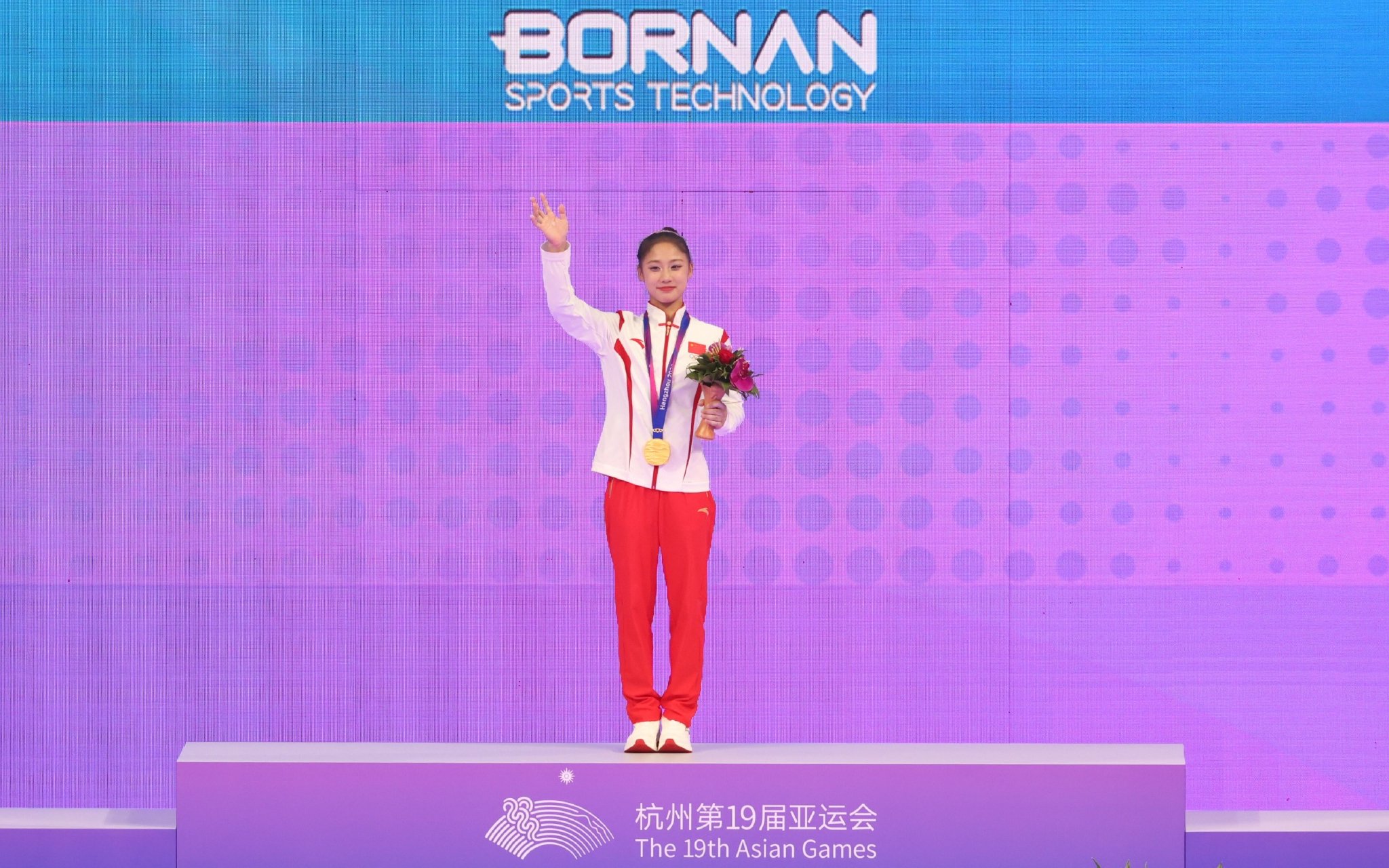 杭州亞運會體操女子全能決賽，17歲小將左彤頂住壓力摘金。 新京報記者 王飛 攝