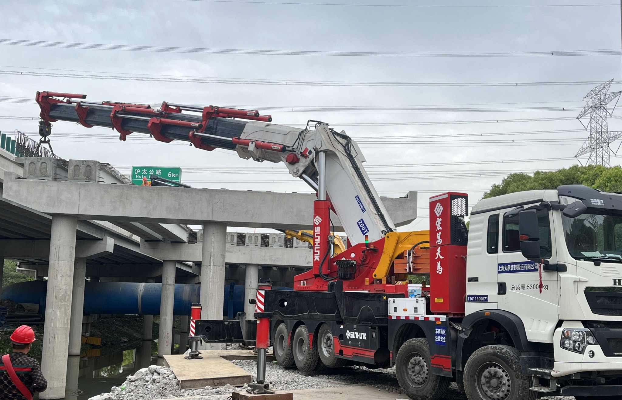 富长路跨线桥吊装折臂式起重机