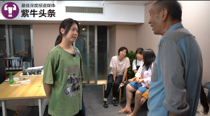 高语烟和许可为老先生用英语交流