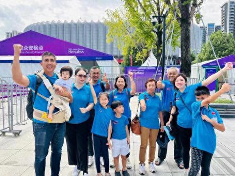 巴尼巴·翁巴达那吉的“亲友团”（杭州市临安区融媒体中心供图）