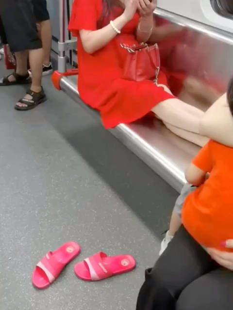 把地铁车厢变成自家客厅，真不知道说她什么好