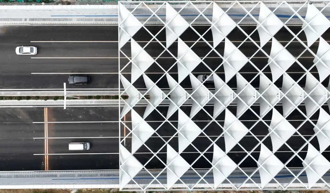 (车辆从石家庄市复兴大街学苑路隧道驶过 梁子栋 摄)