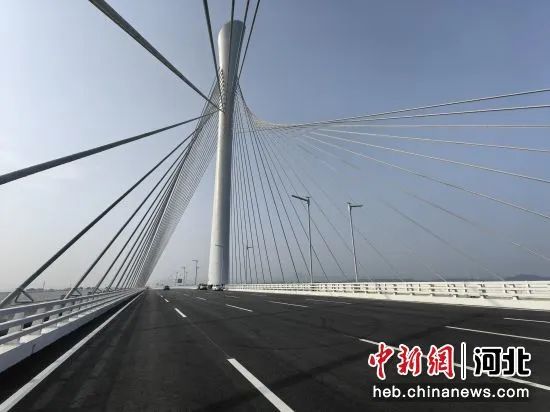复兴大街和北三环市政化改造项目主线建成通车。 闫志国 摄