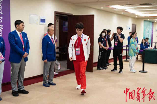 9月28日,杭州亚运会围棋男子个人赛决赛现场,中国选手柯洁进入比赛场地。中青报·中青网记者 李隽辉/摄